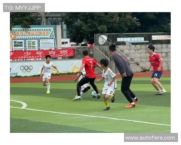 足球明星与小孩的温馨瞬间签名合影展现梦想与热爱的美好时刻